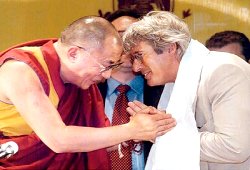 Il Dalai Lama saluta Richard Gere, benefattore della causa tibetana