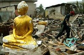 Statua del Buddha illesa dopo il passaggio dello tsunami