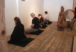 Principianti meditano in uno zendo ovvero un tempio zen